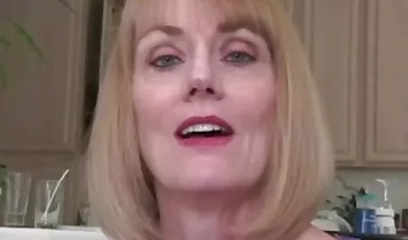 Bionda video amatoriale porno italiano gratis Erotica seduce con i piedi e nylon