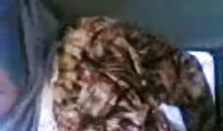Attraenti ragazze europee stanno progettando un salone a tre vie video amatoriale sesso in casa nel salone