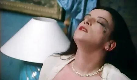 Bruna dai grossi seni fa pompino e ottiene doggy film amatorialiporno style