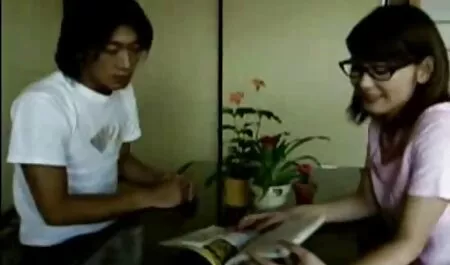 CREDITO4K. L'agente ottiene un pompino e una sega con le tette, quindi aiuta felicemente il pulcino caldo film porno gratis amatoriali italiani