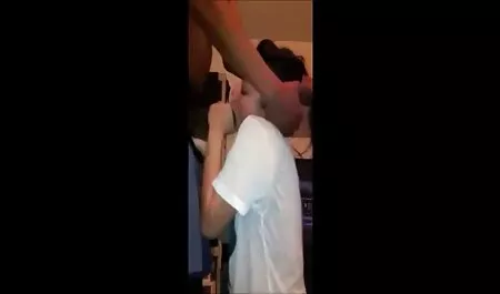Giovane gay video casalinghi erotici spara sperma in appassionato Home Video Senza preservativo